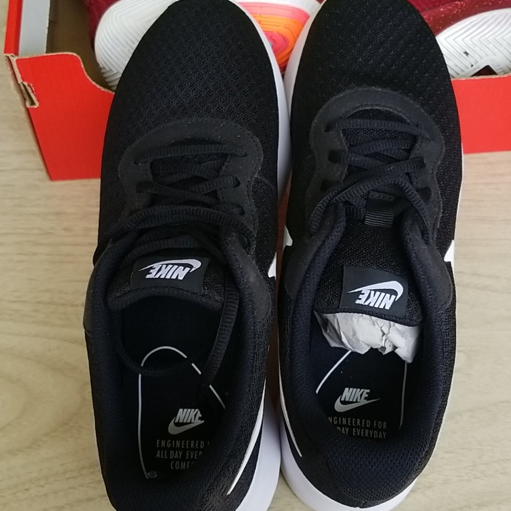 Niki tennis shoes.